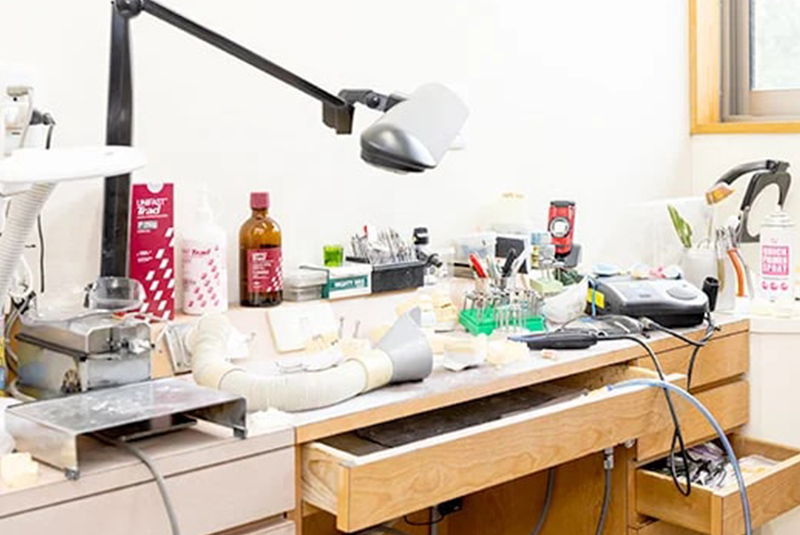 歯科技工室完備！精密な入れ歯作製が可能